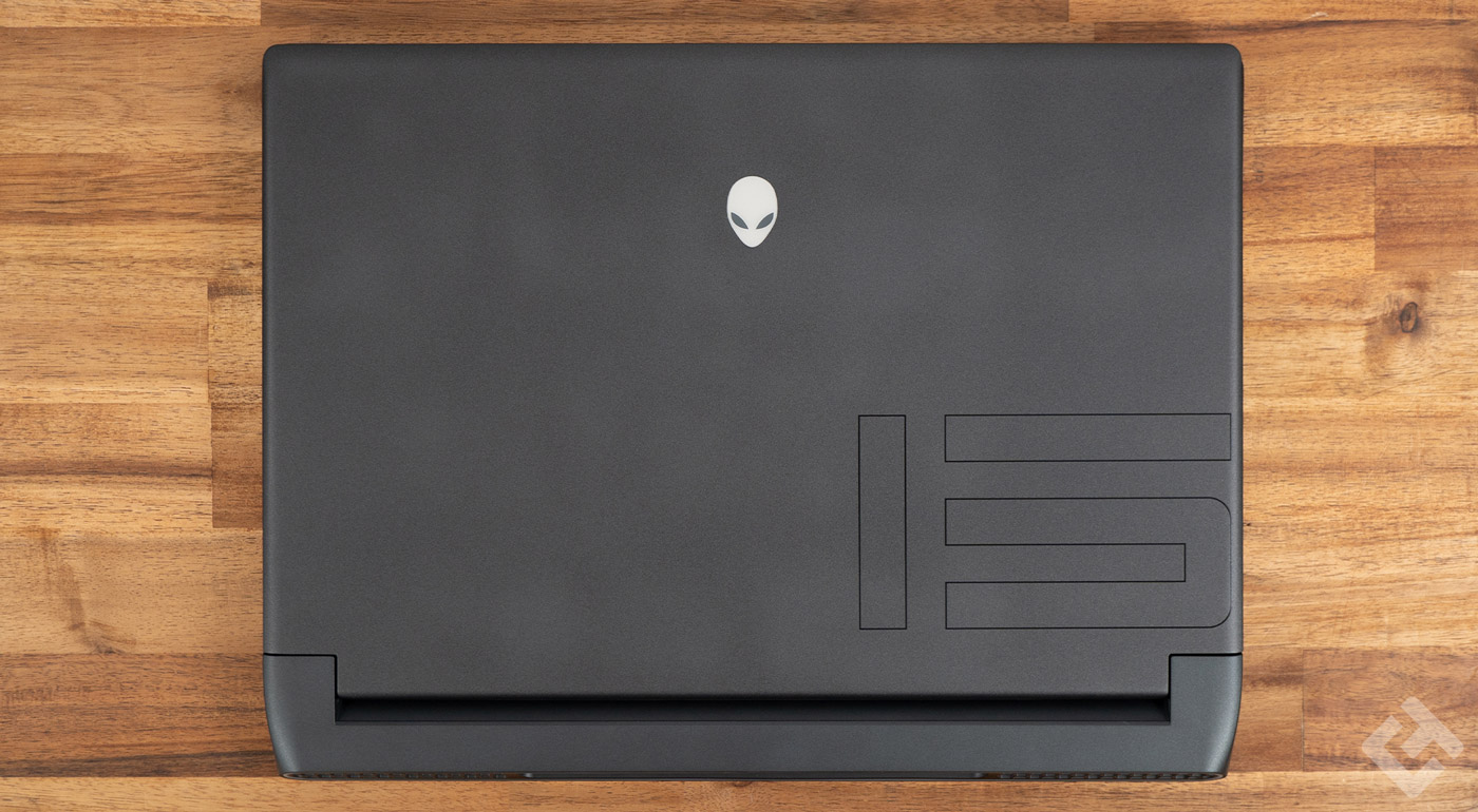 Vue détaillée de l'Alienware m15 R7 avec son design futuriste et son clavier RGB illuminé