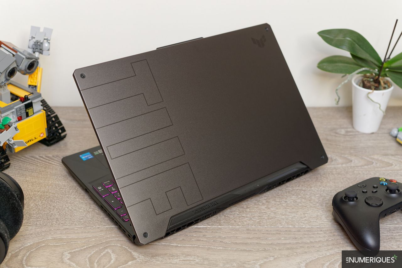 Test du PC portable gaming Asus TUF Gaming F15 avec écran ouvert