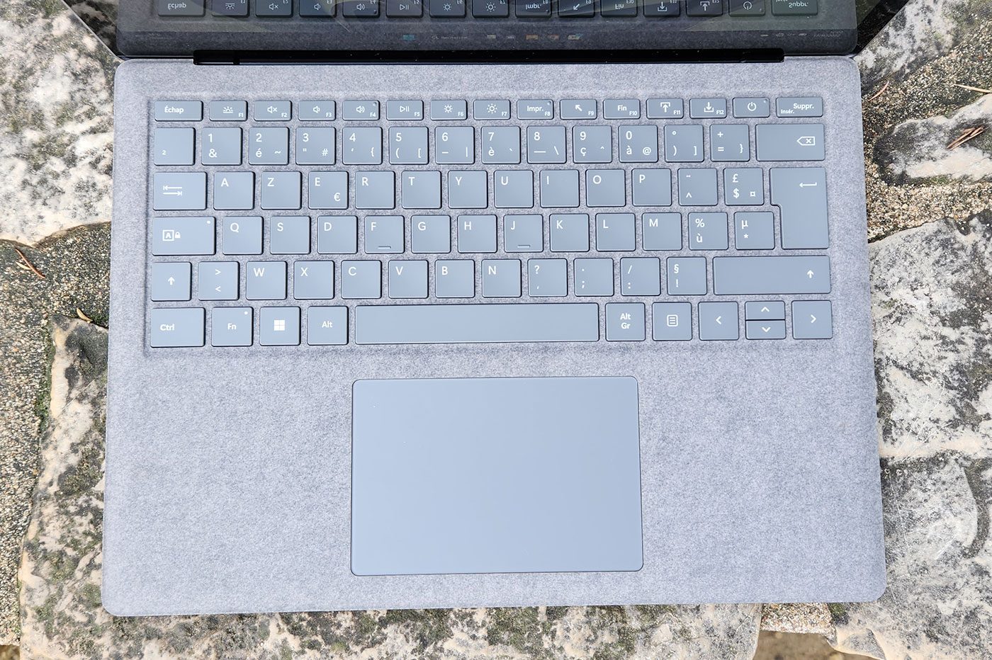 Microsoft Surface Laptop 5 ouvert sur un bureau moderne