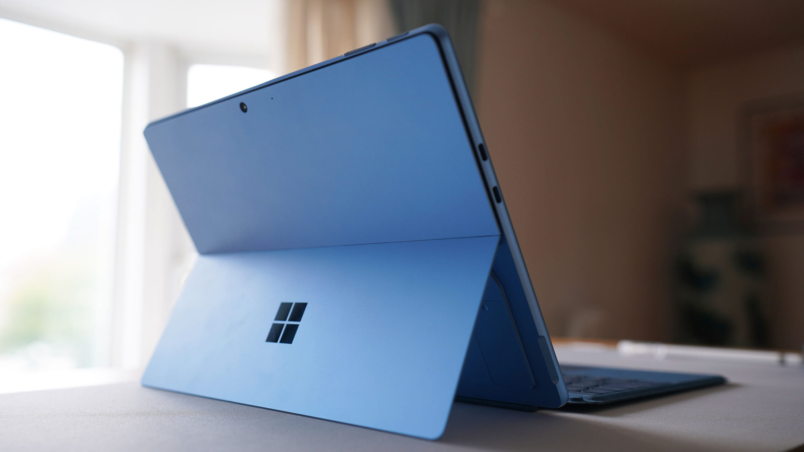 Microsoft Surface Pro 9 avec clavier bleu, un PC 2-en-1 élégant et performant