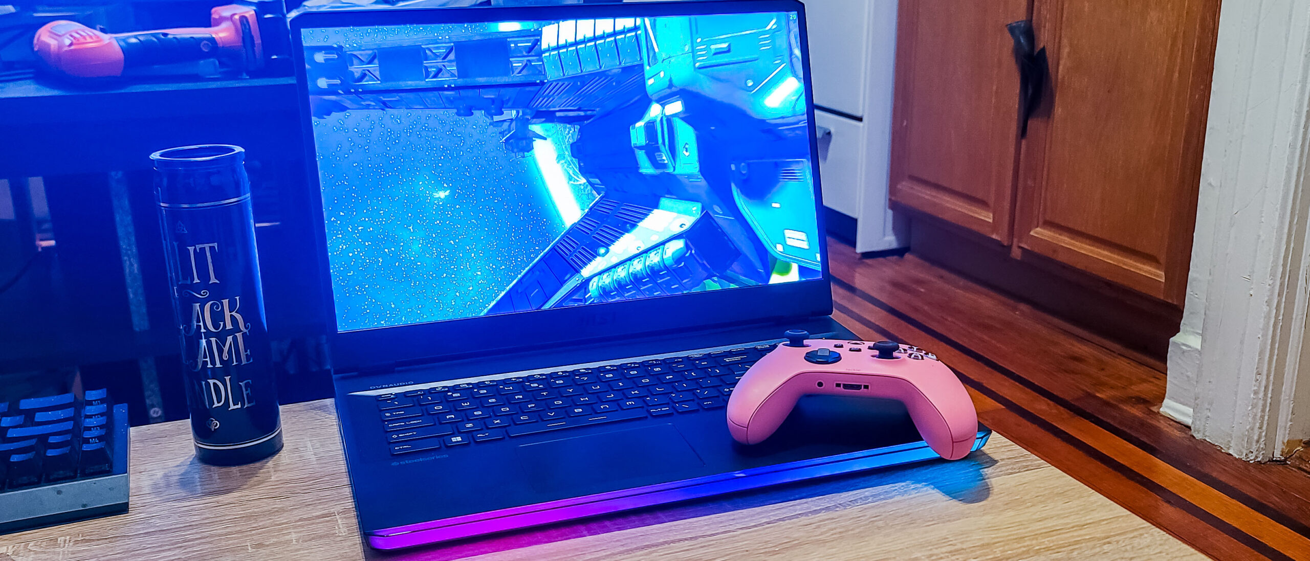 Vue de face du MSI GE76 Raider avec rétroéclairage RGB, idéal pour le gaming